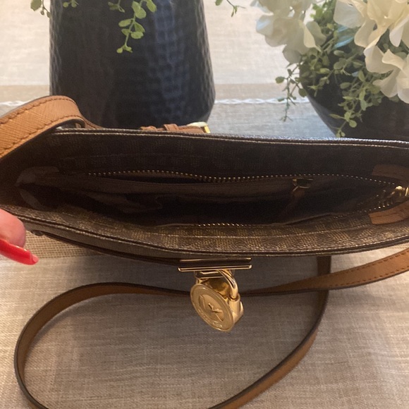 Michael Kors signature logo Crossbody - Picture 2 of 5